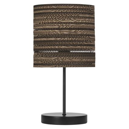 Stolová lampa s hnedým tienidlom z vlnitého kartónu a čiernou kovovou nohou stojí na bielom pozadí.