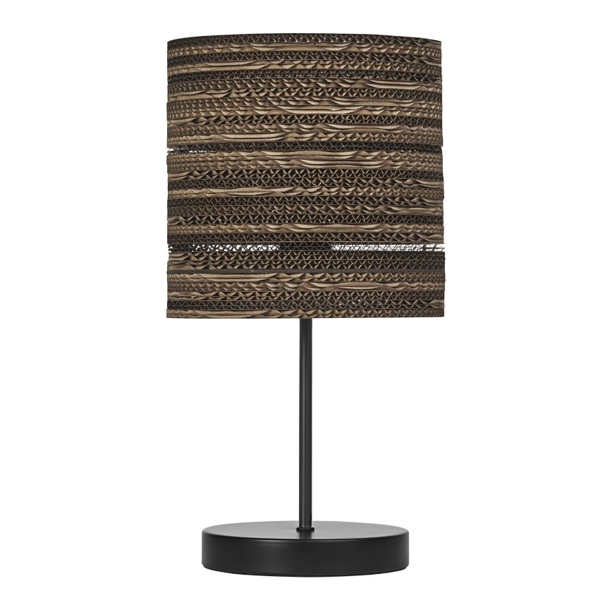 Stolová lampa s hnedým tienidlom z vlnitého kartónu a čiernou kovovou nohou stojí na bielom pozadí.