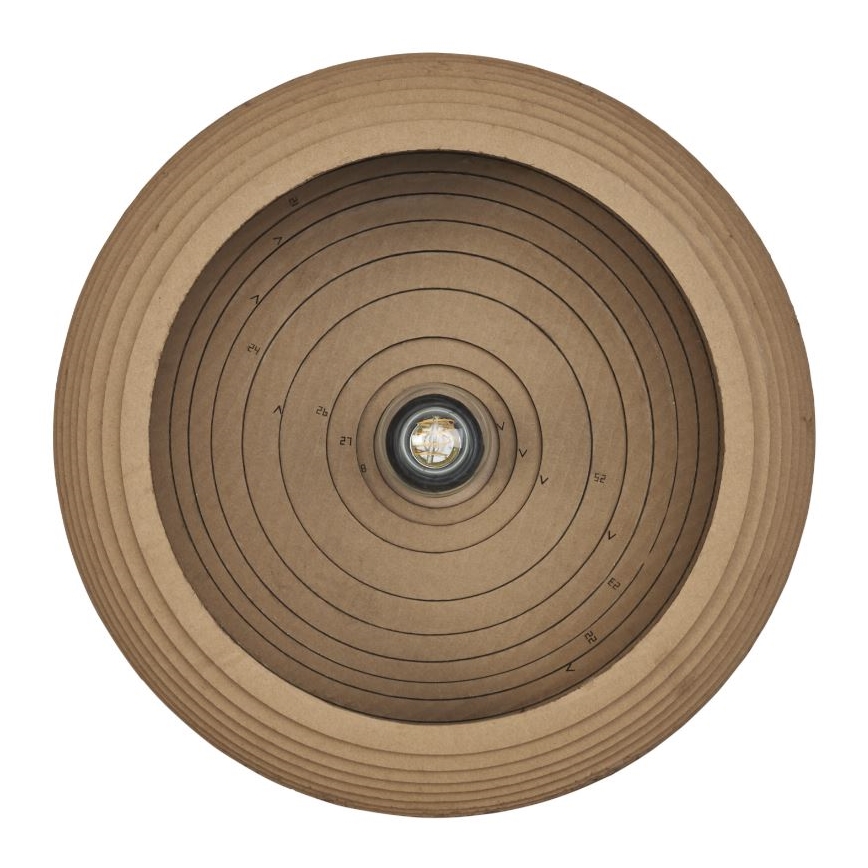 Kartónová lampa s vnútornou žiarovkou. Je zložená z koncentrických kruhov, na ktorých sú čísla: 8, 21, 28, 35, 42, 49.