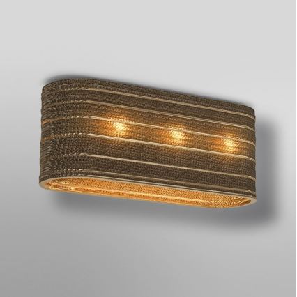 Obdĺžnikové stropné svietidlo z vlnitej lepenky s tromi svetlami svieti na svetlom sivom pozadí.