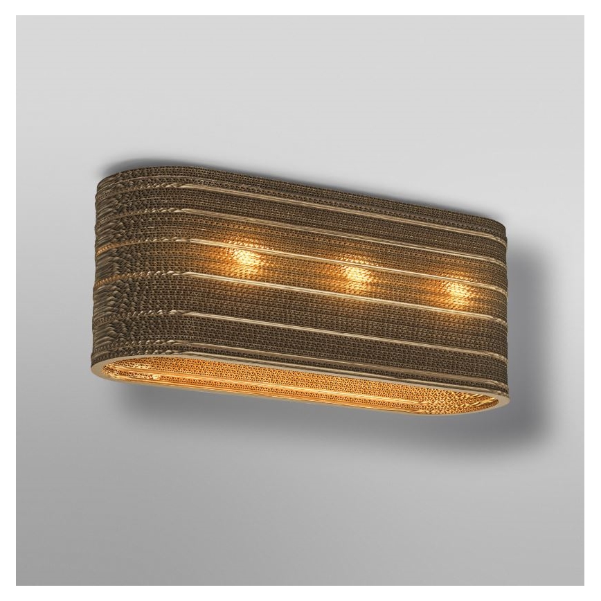 Obdĺžnikové stropné svietidlo z vlnitej lepenky s tromi svetlami svieti na svetlom sivom pozadí.