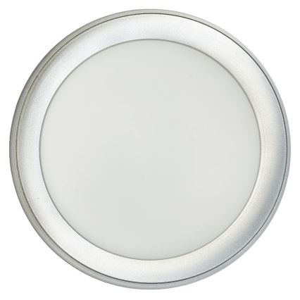 Okrúhle stropné svietidlo s difúznym svetlom, je zapustené, má strieborný rám.