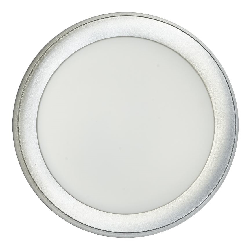 Okrúhle stropné svietidlo s difúznym svetlom, je zapustené, má strieborný rám.
