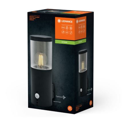 Čierne vonkajšie nástenné LED svietidlo s pohybovým senzorom a žiarovkou typu Edison je zobrazené v balení. Balenie uvádza: ENDURA CLASSIC ERBO WALL SENSOR, LEDVANCE, IP44, OUTDOOR, 5Y. Žiarovka nie je súčasťou balenia.