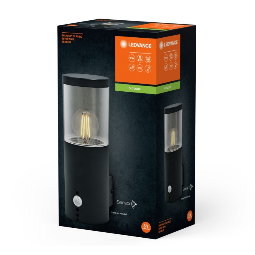 Čierne vonkajšie nástenné LED svietidlo s pohybovým senzorom a žiarovkou typu Edison je zobrazené v balení. Balenie uvádza: ENDURA CLASSIC ERBO WALL SENSOR, LEDVANCE, IP44, OUTDOOR, 5Y. Žiarovka nie je súčasťou balenia.