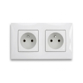 Legrand - Dvojitá domová zásuvka s rámikom NILOE 250V biela