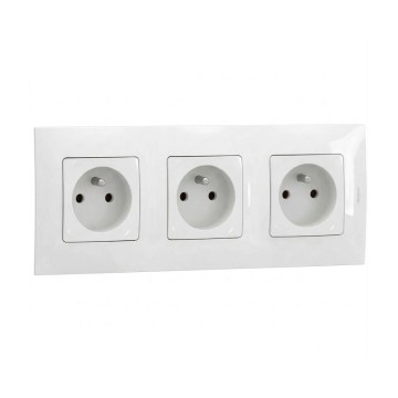 Legrand - Trojitá domová zásuvka s rámikom NILOE 250V biela