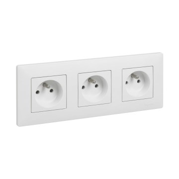 Legrand - Trojitá domová zásuvka s rámikom NILOE STEP 250V biela