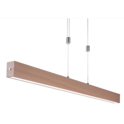 Dlhá drevená lampa visí z troch tenkých kovových káblov s kovovými úchytkami. Lampa je svetlohnedá a má integrované LED osvetlenie. Pozadí je biele.