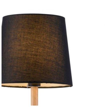 Stolová lampa s čiernym tienidlom z látky na drevenom podstavci. Tienidlo má kužeľovitý tvar. Lampa stojí na bielom pozadí.