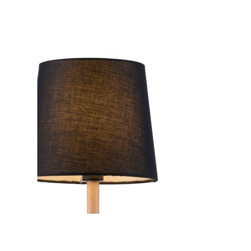 Stolová lampa s čiernym tienidlom z látky na drevenom podstavci. Tienidlo má kužeľovitý tvar. Lampa stojí na bielom pozadí.