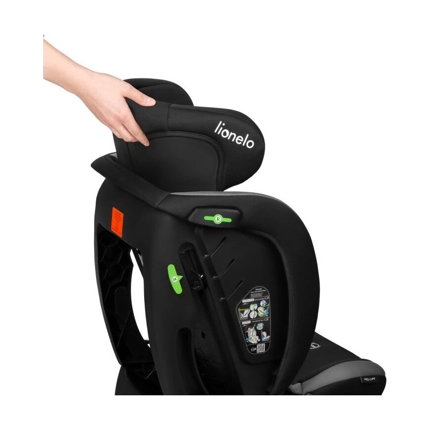 Čierna detská autosedačka Lionelo. Ruka nastavuje opierku hlavy. Sedačka má zelené indikátory a návod na použitie.