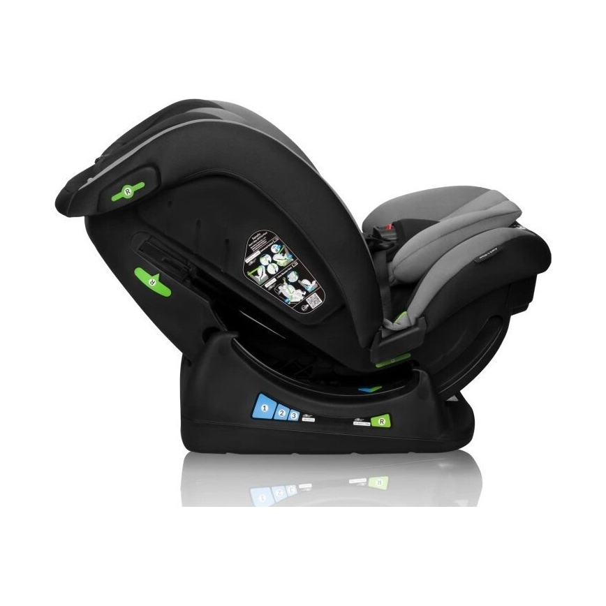 Autosedačka je naklonená dozadu. Má čiernu a sivú farbu, je vybavená bezpečnostnými prvkami a regulačnými páčkami. Na spodnej časti je viditeľné číslovanie 1, 2, 3 a písmeno R.