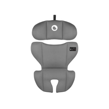 Sivé čalúnenie pre autosedačku je rozdelené na dve časti: opierka hlavy a sedák. Sedák má vykrojenia pre nohy a malý štítok s piktogrammi. Čalúnenie leží na bielom pozadí.