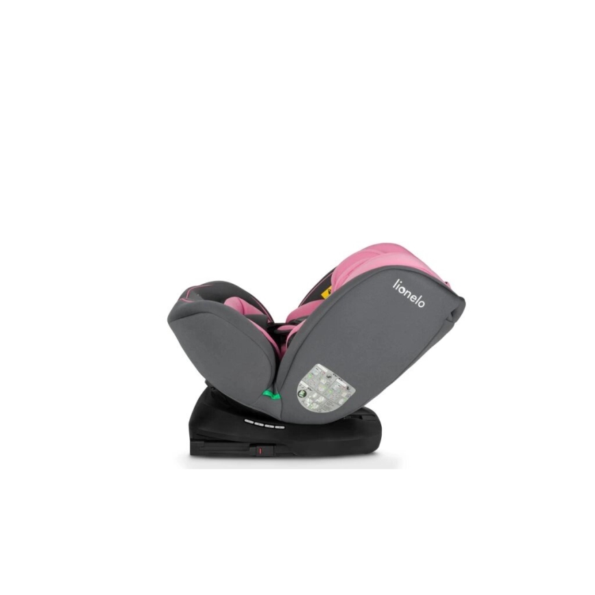 Autosedačka lionelo je naklonená dozadu. Je sivohnedá s ružovými prvkami. Stojí na samostatnej základni na bielom pozadí.