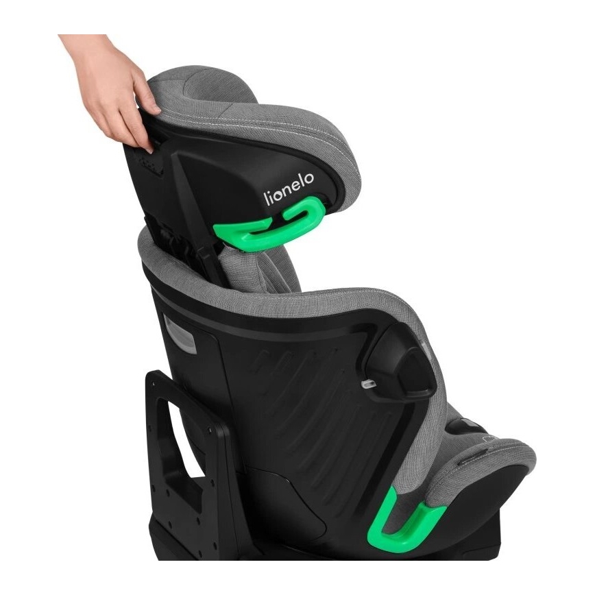 Autosedačka Lionelo sa nastavuje. Ruka upravuje opierku hlavy. Autosedačka je sivá a čierna s neón zeleno-tyrkysovými detailmi.