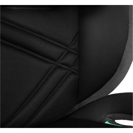 Čierna autosedačka s prešívaným čalúnením, vykazuje detail prešívania, má sivé lemovanie.