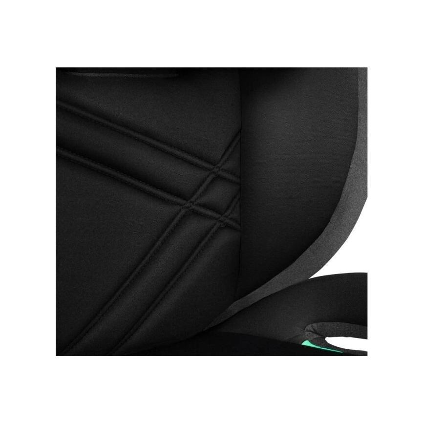 Čierna autosedačka s prešívaným čalúnením, vykazuje detail prešívania, má sivé lemovanie.