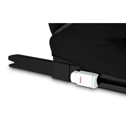 Autosedačka je pripevnená k rámu. Časť mechanizmu upevnenia je viditeľná, biela s červenou značkou. Sedačka je tmavosivá s čiernym poťahom.