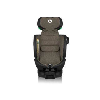 Autosedačka je zobrazená spredu. Má hnedo-sivý poťah a čiernu plastovú konštrukciu. Zelené detaily sú na opierke hlavy. Sedačka je umiestnená na bielom pozadí.