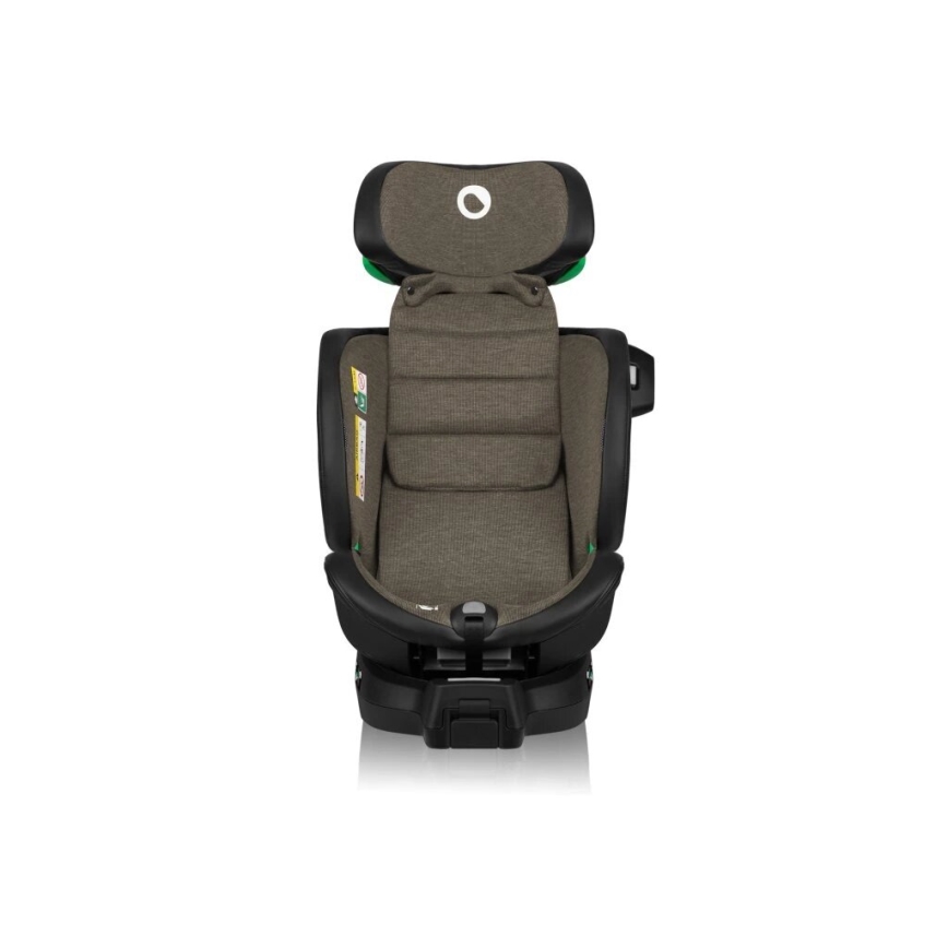 Autosedačka je zobrazená spredu. Má hnedo-sivý poťah a čiernu plastovú konštrukciu. Zelené detaily sú na opierke hlavy. Sedačka je umiestnená na bielom pozadí.