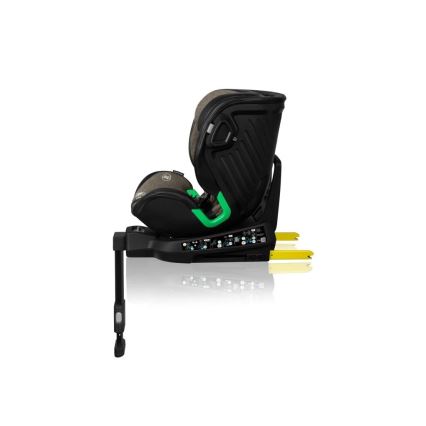 Autosedačka je zobrazená zboku. Má čiernu a hnedú farbu, zelené prvky a žlté opierky. Je umiestnená na bielom pozadí.
