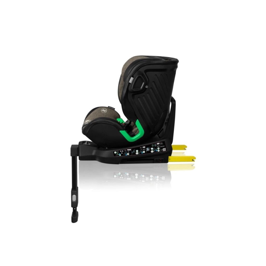 Autosedačka je zobrazená zboku. Má čiernu a hnedú farbu, zelené prvky a žlté opierky. Je umiestnená na bielom pozadí.
