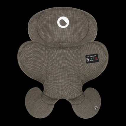 Sedák na stoličku je z hnedosivej látky s vyvýšenými okrajmi. Na spodnej časti je malý štítok s piktogramom osoby, zelenou a červenou značkou a textom „Línia prevádzková výška: Min 47 cm / Max 73 cm“.