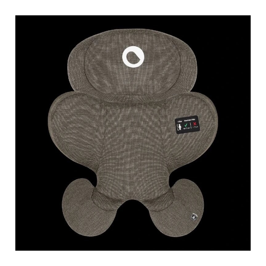 Sedák na stoličku je z hnedosivej látky s vyvýšenými okrajmi. Na spodnej časti je malý štítok s piktogramom osoby, zelenou a červenou značkou a textom „Línia prevádzková výška: Min 47 cm / Max 73 cm“.