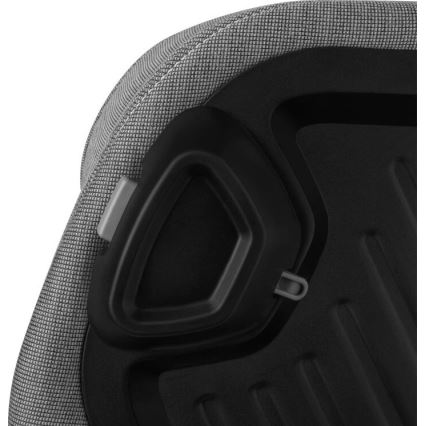 Časti sedačky sú pripevnené k plastovému držiaku. Sivá látková časť sedačky je pripojená k čiernemu plastovému mechanizmu s dvoma šedými plastovými úchytkami.