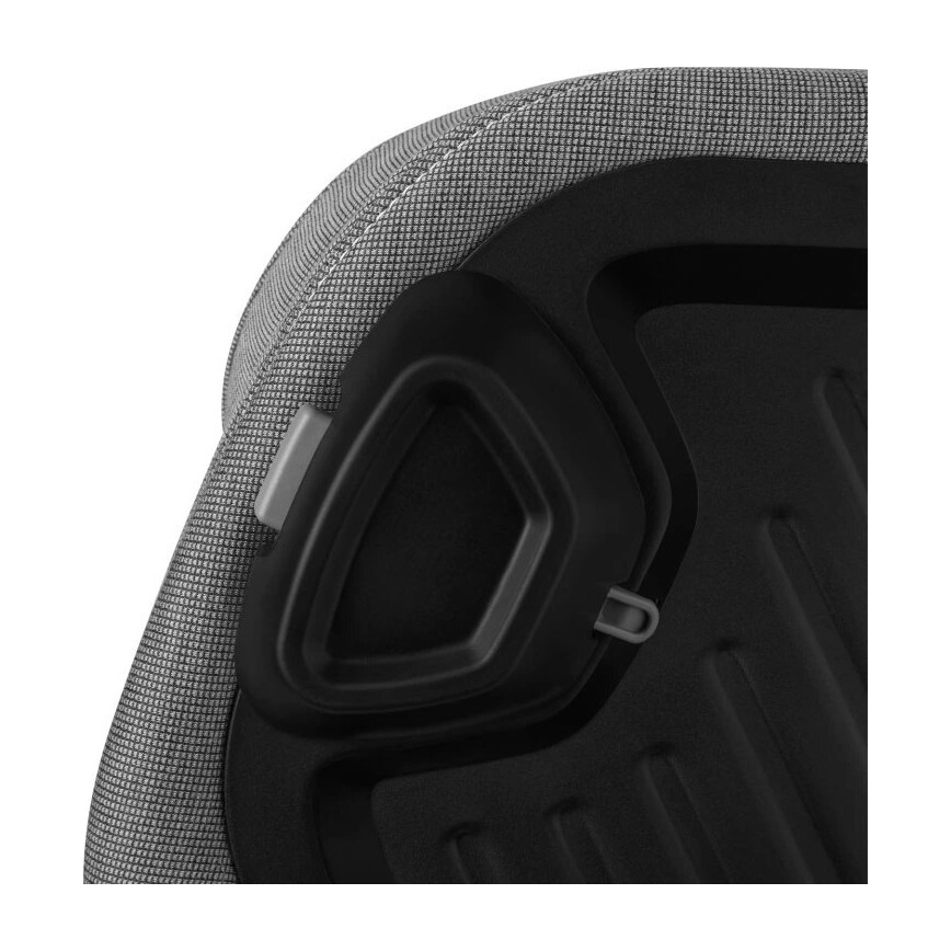 Časti sedačky sú pripevnené k plastovému držiaku. Sivá látková časť sedačky je pripojená k čiernemu plastovému mechanizmu s dvoma šedými plastovými úchytkami.