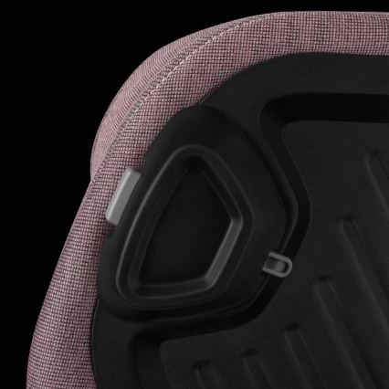 Časť sedadla auta z ružovo-hnedej látky s pripevneným čiernym plastovým mechanizmom a malou sivou páčkou.