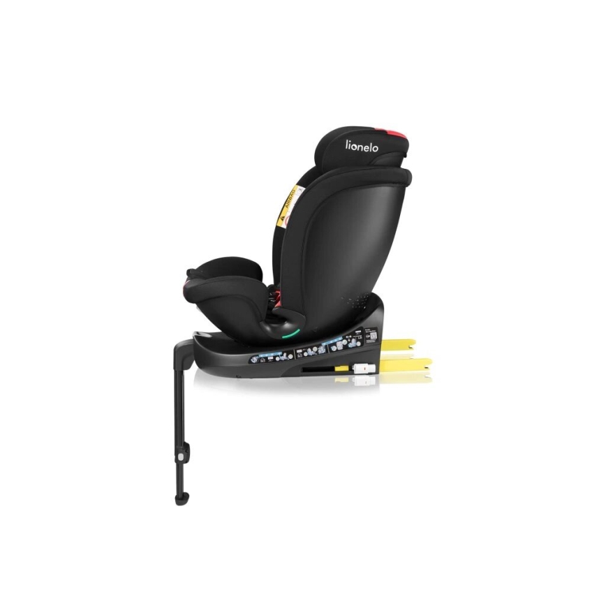Autosedačka Lionelo je zobrazená zboku. Je čierna, má opierku hlavy a opierky na ruky. Je na nej viditeľná opierka nôh a nápis „Lionelo“. Sedačka je umiestnená na bielom pozadí.