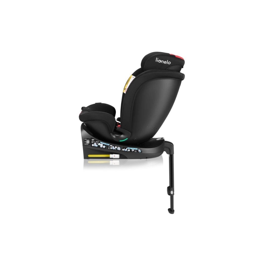 Autosedačka Lionelo je zobrazená zboku. Je čierna, s opierkou hlavy a opierkami rúk. Má nastaviteľnú opierku a oporu na nohy. Je umiestnená na bielom pozadí.