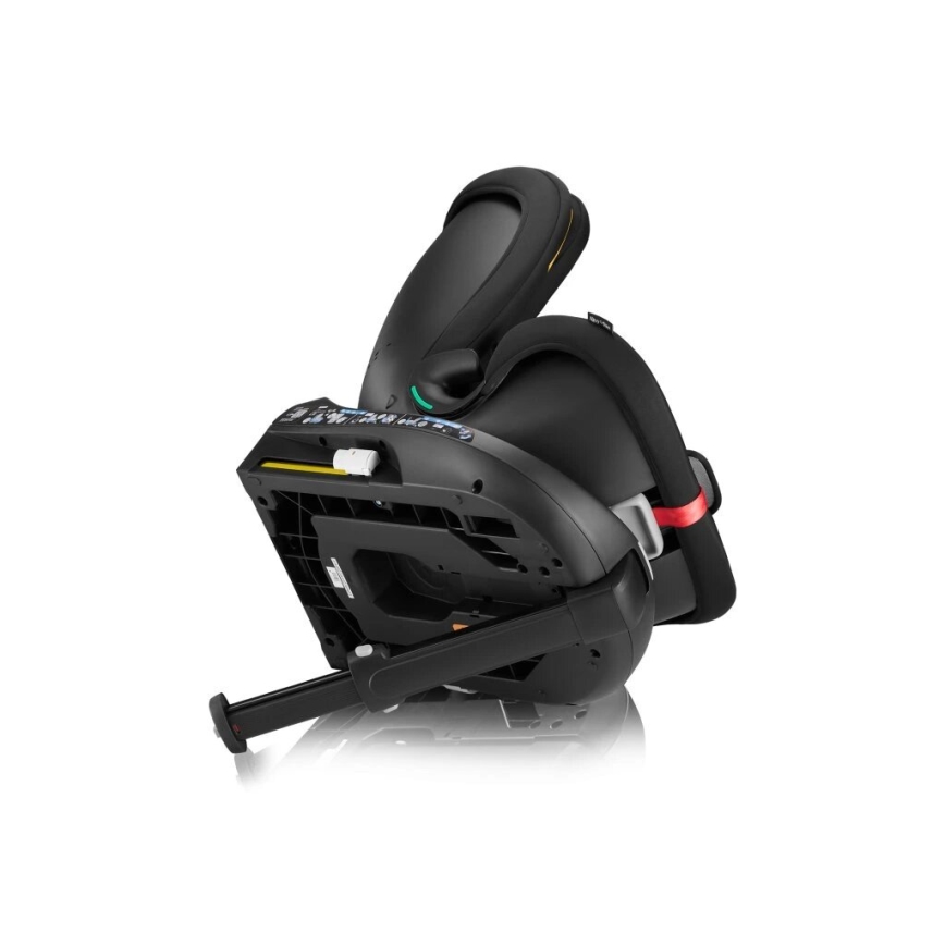 Čierna autosedačka je naklonená dozadu, pričom je viditeľná jej spodná časť s výsuvným oporným mechanizmom. Je umiestnená na bielom pozadí.