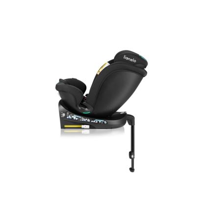 Autosedačka Lionelo je naklonená dozadu na podpornej nohe. Je čierna s výrazným nápisom „lionelo“ a má svetlomodré detaily. Je umiestnená na bielom pozadí.