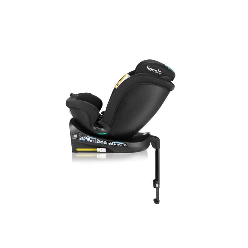 Autosedačka Lionelo je naklonená dozadu na podpornej nohe. Je čierna s výrazným nápisom „lionelo“ a má svetlomodré detaily. Je umiestnená na bielom pozadí.