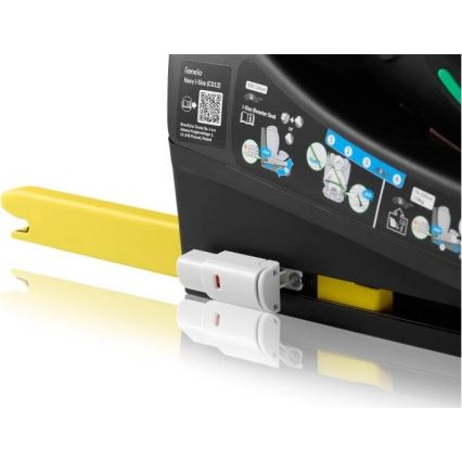 Autosedačka Lionelo Navy i-Size (CD121) je pripevnená k základni. Na boku je návod na použitie s QR kódom. Žltá časť je súčasťou bezpečnostného systému.