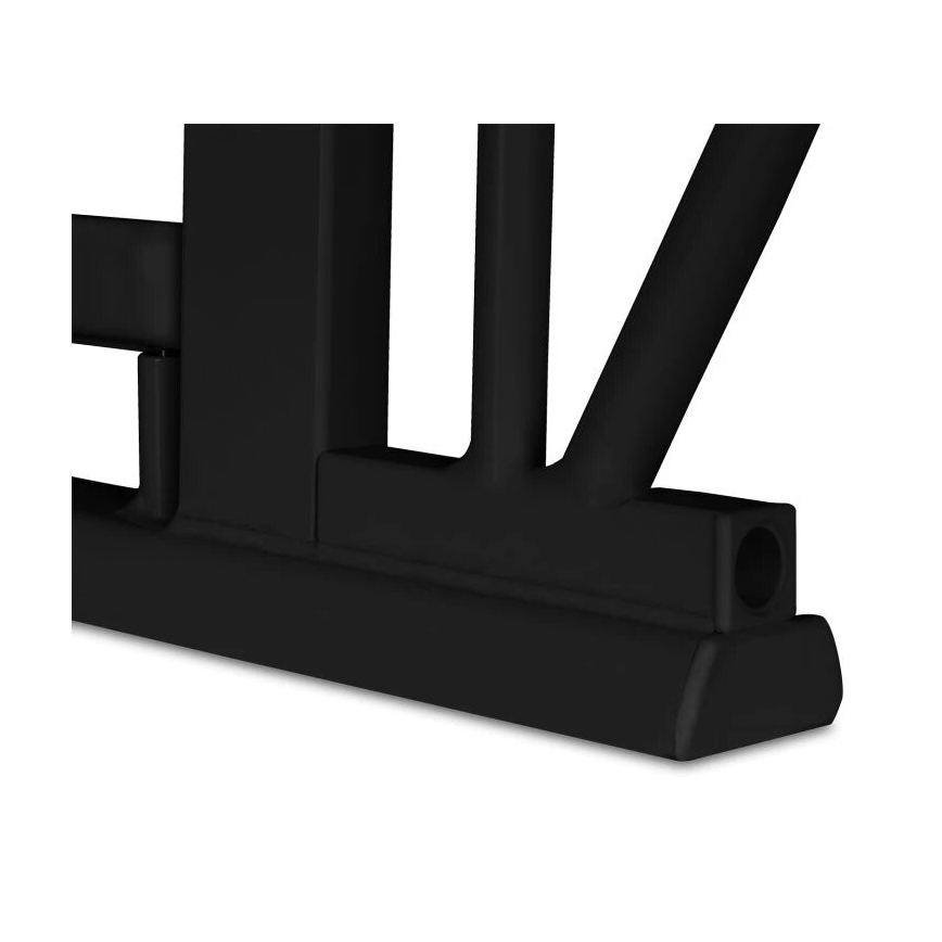 Čierna kovová konštrukcia s troma ramenami sa nachádza na bielom pozadí. Konštrukcia má na spodnej strane širokú základňu s otvorom.