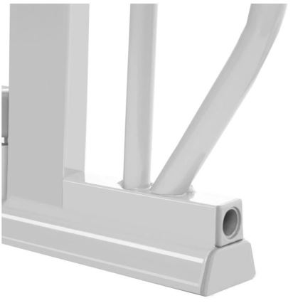 Biela kovová konštrukcia s nohou, ktorá má otvor. Noha je pripevnená k vertikálnym a diagonálnym prvkom konštrukcie. Konštrukcia je umiestnená na bielom pozadí.