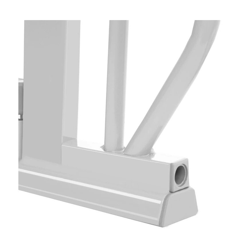 Biela kovová konštrukcia s nohou, ktorá má otvor. Noha je pripevnená k vertikálnym a diagonálnym prvkom konštrukcie. Konštrukcia je umiestnená na bielom pozadí.