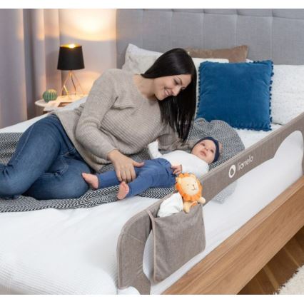 Zábrana Lionelo leží na posteli, kde matka leží vedľa dojčaťa. Dojča je prikryté dekou. Zábrana má pripevnený vrecko.