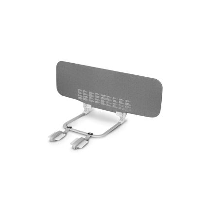 Ochranný nárazník pre detskú postieľku je pripevnený na kovovom ráme s popruhmi. Šedá látková časť je mierne zakrivená. Na spodnej strane látky je drobný, bledý text.