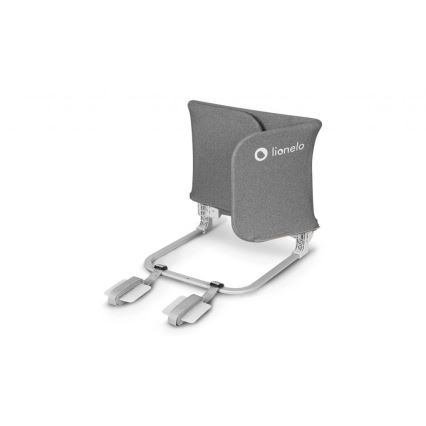 Prebaľovacia podložka Lionelo je zložená na svetlom podstavci. Má sivý textilný poťah. Je vybavená dvoma popruhmi na uchytenie.