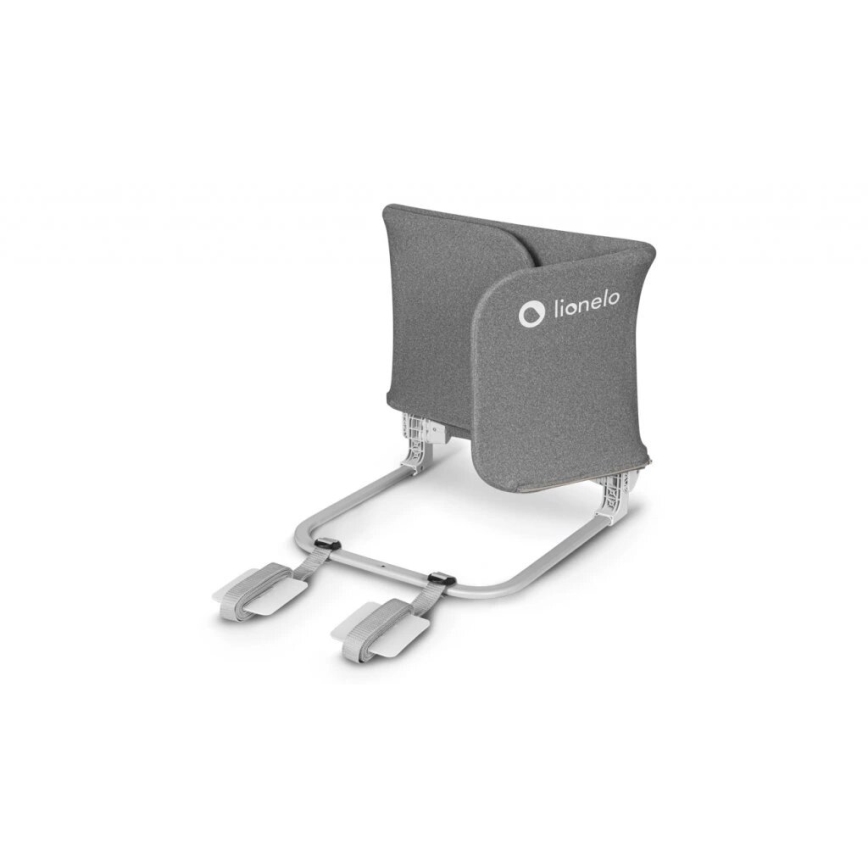 Prebaľovacia podložka Lionelo je zložená na svetlom podstavci. Má sivý textilný poťah. Je vybavená dvoma popruhmi na uchytenie.