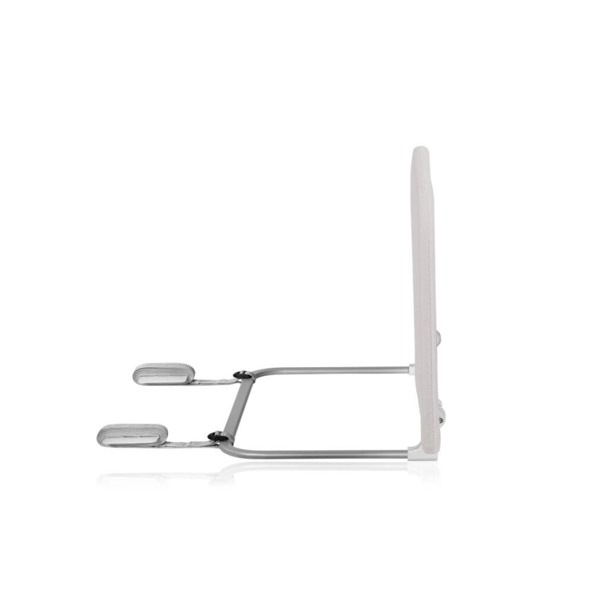 Bočná ochrana postieľky je pripevnená na posteľ pomocou dvoch popruhov. Je vyrobená z béžovej látky a striebornej kovovej konštrukcie. Celok je umiestnený na bielom pozadí.