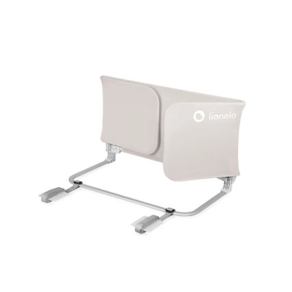 Zábrana pre detskú postieľku, pripevnená na posteľ, zabezpečuje bezpečnosť dieťaťa. Je svetlo béžová s kovovou konštrukciou a logom „lionelo“.