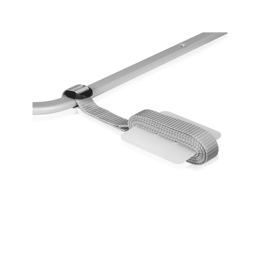 Šedý popruh pripevnený k striebornej kovovej konštrukcii. Popruh je zrolovaný a prichytený k bielej kartičke. Celok je na bielom pozadí.