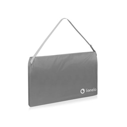 Šedá prenosná podložka s popruhom na prenášanie. Na podložke je logo „lionelo“. Podložka je zložená a pripravená na prenos.