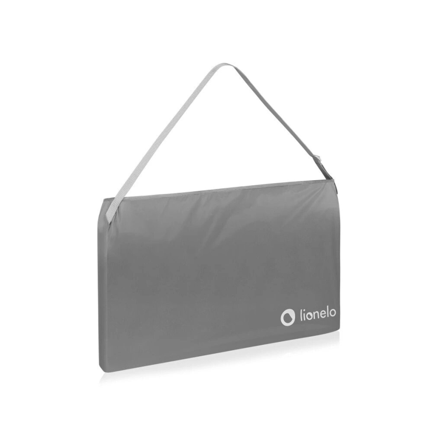 Šedá prenosná podložka s popruhom na prenášanie. Na podložke je logo „lionelo“. Podložka je zložená a pripravená na prenos.